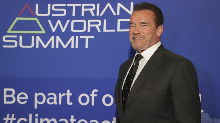 Оперираха Арнолд Шварценегер