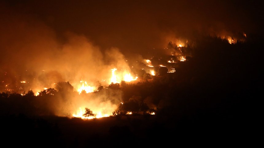 Гръцките пожарникари водят неравна битка с огъня край българската граница