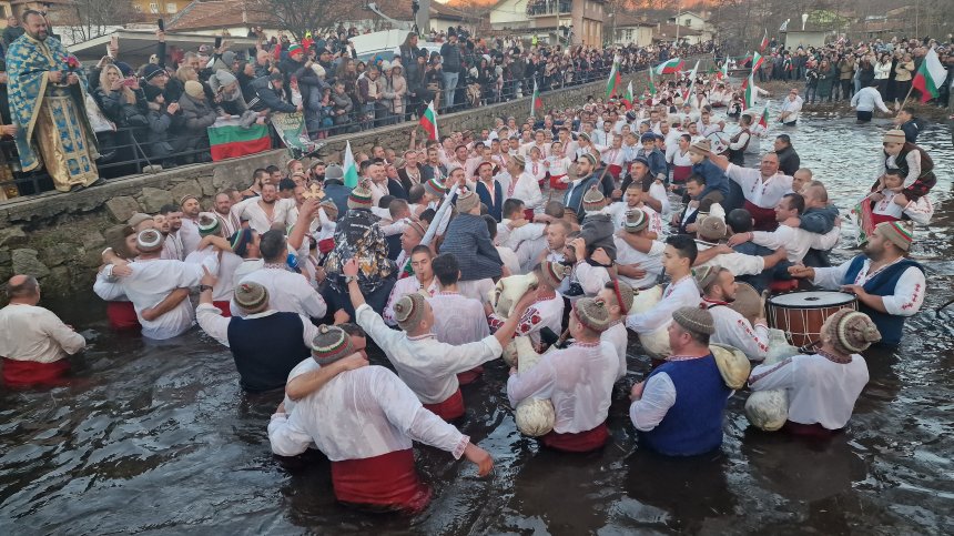 Кметът на Калофер: Мъжко хоро ще има, докато свети Слънцето на Земята