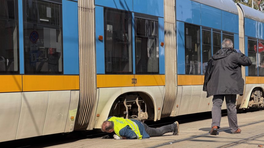 Жена е в болница след катастрофата с трамваите в центъра на София