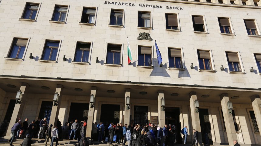 Десетки се редят пред БНБ, за да се сдобият с колекционерска монета