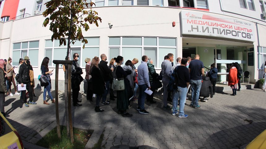 Бум на желаещи да се ваксинират, опашки се извиха пред болници в София