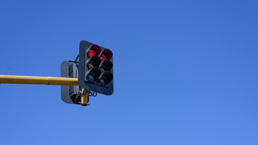 33% по-малко катастрофи заради синя светлина на светофара