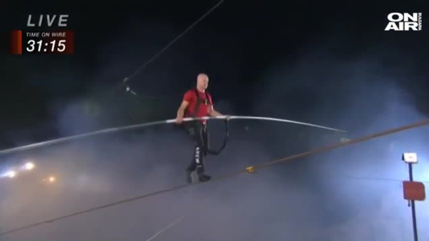 За първи път: Акробат прекоси кратер на активен вулкан в Никарагуа (+ВИДЕО)