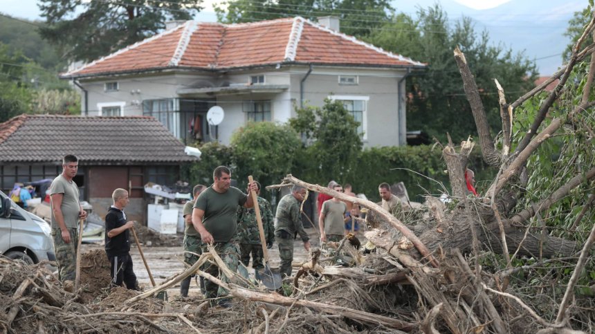 Кметът на Карлово: В някои дворове има по метър и половина кал, чакат ни месеци работа
