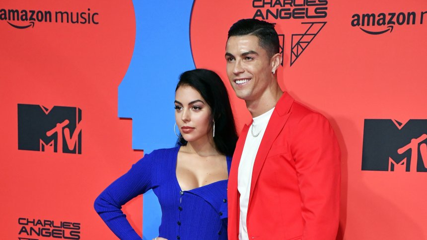 Джорджина не изкарва достатъчно, каква сума превежда Роналдо за децата си