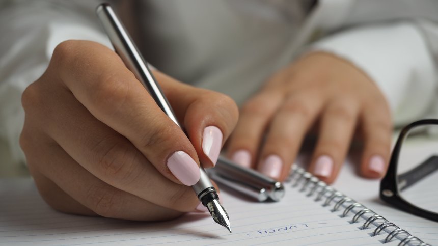 AI вече ще може да имитира и ръкописен текст - какви са рисковете?