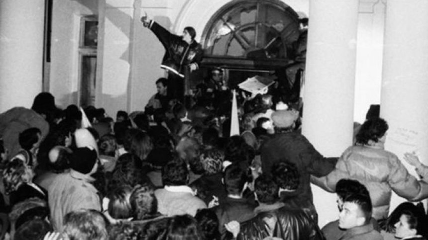 Как щурмът на парламента от 1997 г. ни промени: Два разказа от първо лице