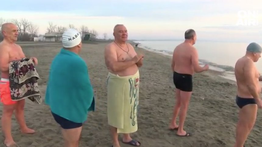 Бургазлии изпращат годината в морето - по изгрев слънце се гмурнаха в ледените води
