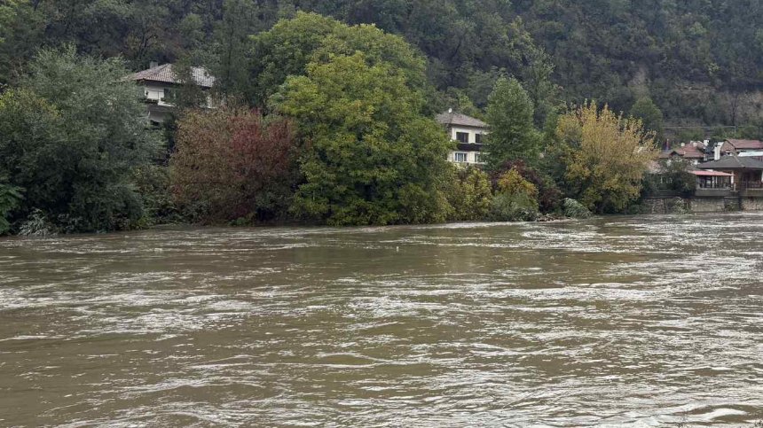 Мостът над Янтра при Долна Студена остава затворен за камиони