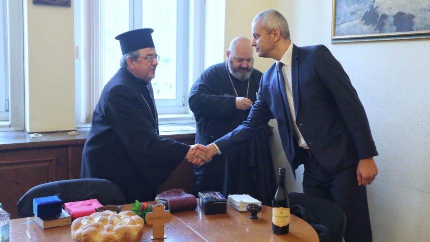Депутатите на работа след Великден, свещеник ръси стаята на "Възраждане"