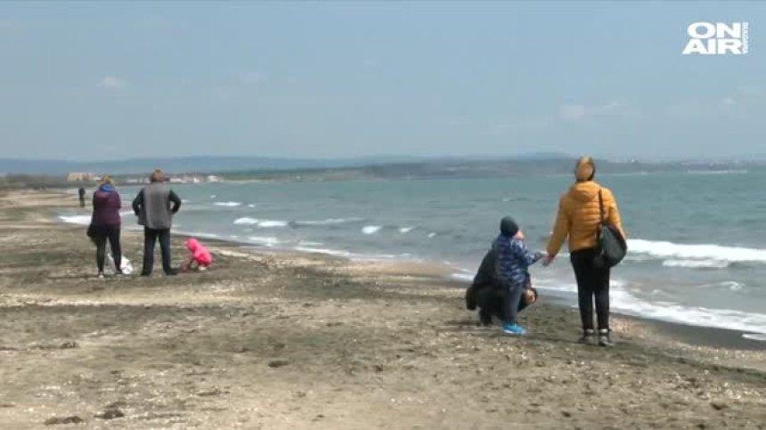 Бургазлии вече се разхождат по плажа и в Морската градина