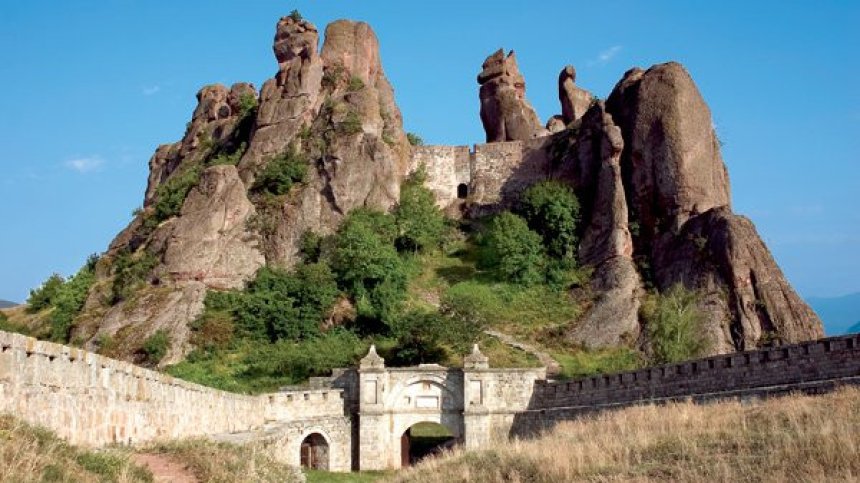 Лампи по Белоградчишките скали - почтена идея или вандализъм?