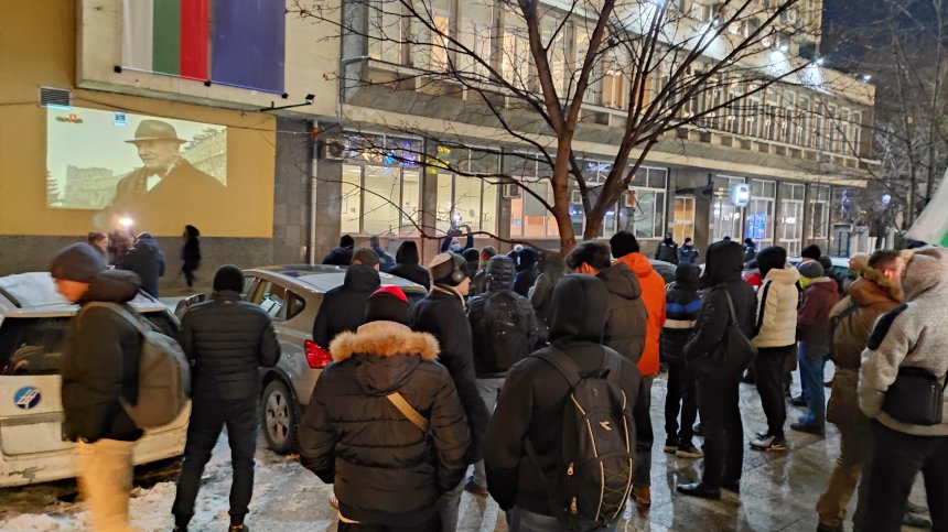 Протест пред БНТ заради свален филм за българите в Македония