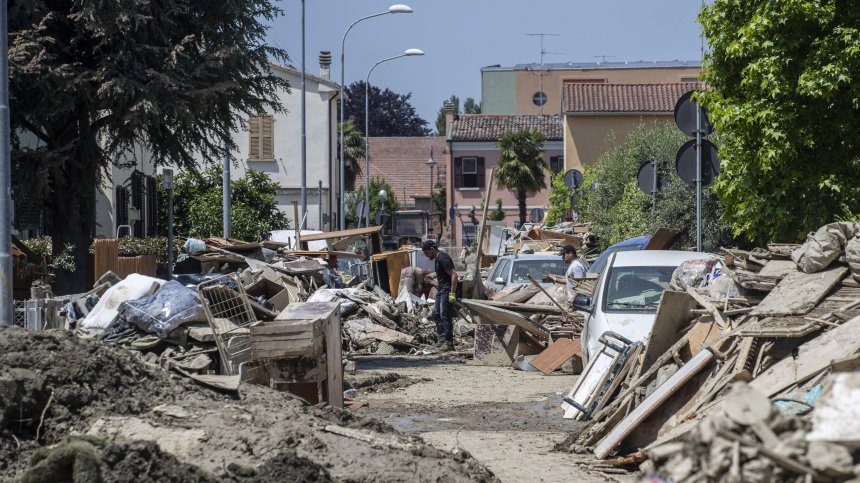 Петима са в неизвестност след мощна приливна вълна до Торино (+ВИДЕО)