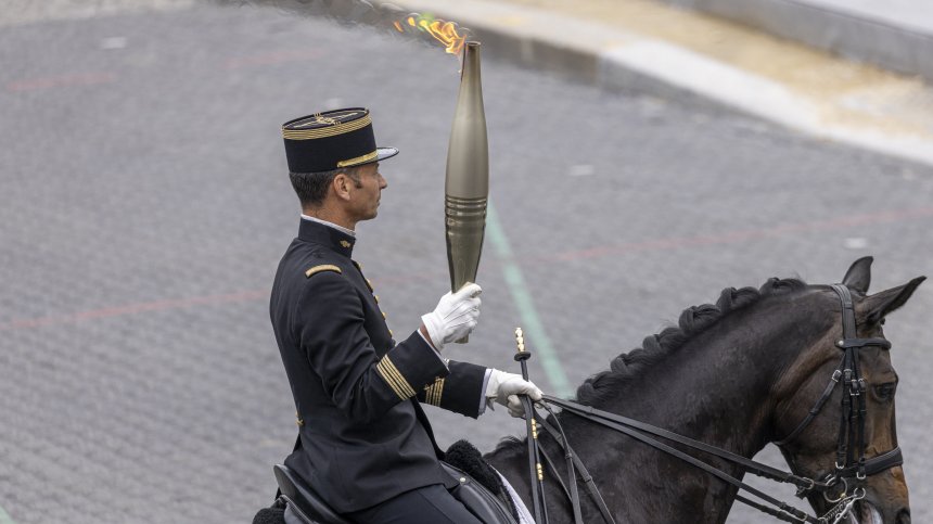 Олимпийският огън пристигна в Париж навръх Деня на Бастилията