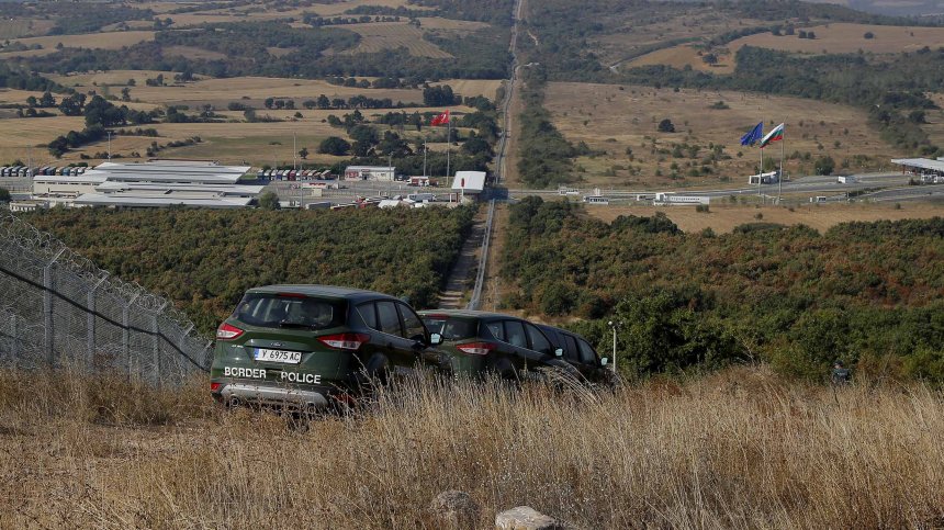 Бразда с трупове: Трафиканти оставят мигранти да умрат на границата между България и Турция