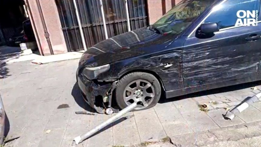 Шофьор удари две коли на българското посолство в Скопие