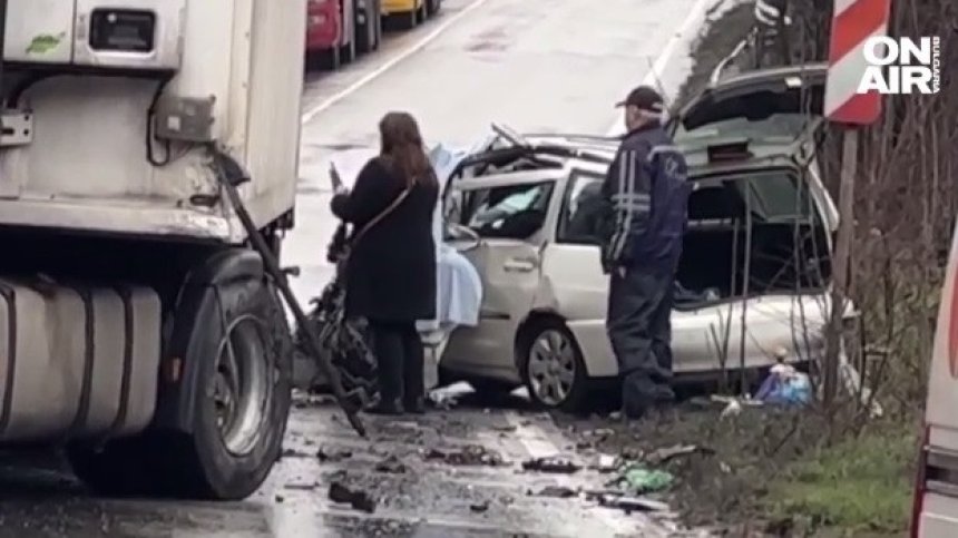 Шофьор загина в тежка катастрофа между кола и ТИР край Търново