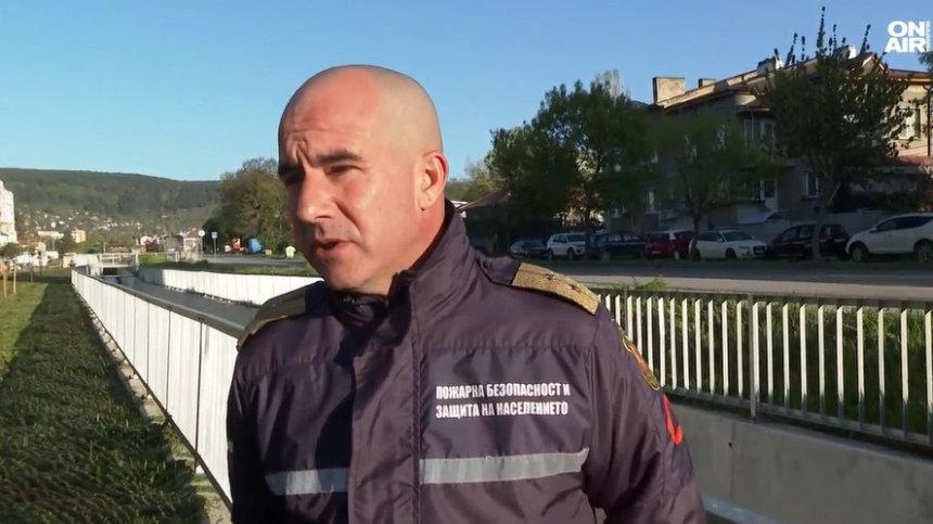 Пожарникари в Шумен спасиха дете, паднало в река Енчова (ВИДЕО)