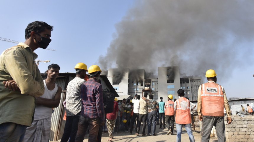 Пожар избухна във фабрика за ваксини в Индия, петима са загинали (+ВИДЕО)