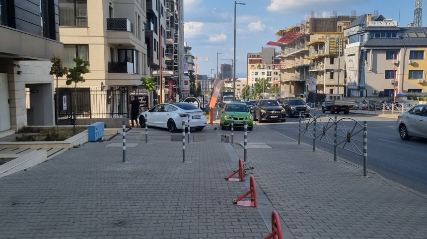 Агресивен шофьор на Tesla троши паркирана кола в София. Къде са институциите?