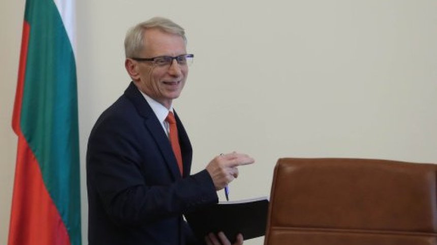 Денков свиква министрите на извънредно заседание заради българския еврокомисар