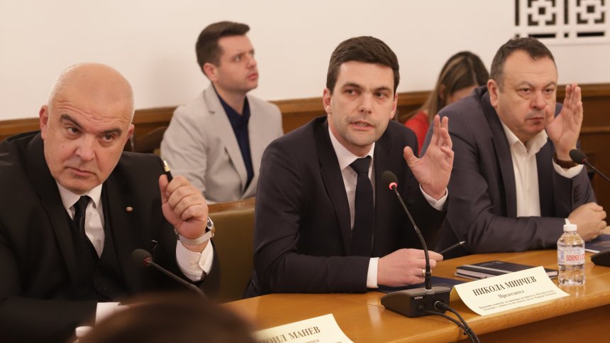 Депутати имат списъка от ген. Атанас Атанасов за магистратите в частния клуб на Мартин Божанов