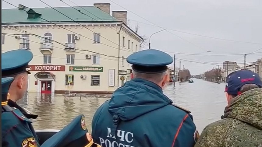 Русия и Казахстан евакуират хиляди заради наводненията, предвижват се по улиците с лодки