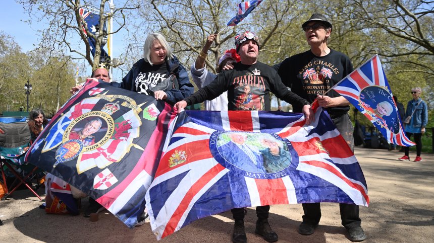 Трескава подготовка кипи в Лондон, гвардейци и офицери репетират за коронацията