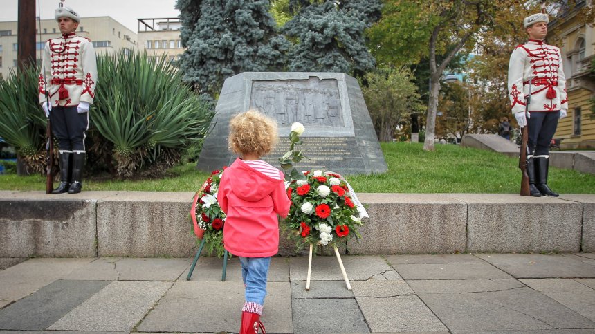 Тържествена смяна на караула, отрупаха с цветя Паметника на независимостта в София