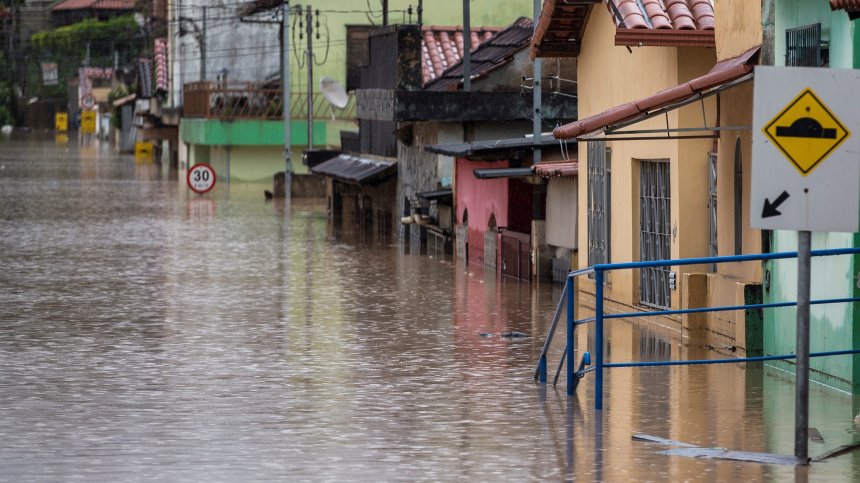 117 загинали и над 100 изчезнали след свлачищата и наводненията в Бразилия