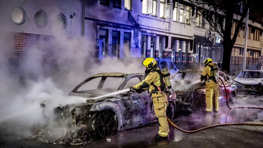 Масови безредици в Хага: Бежанци от Еритрея се биха с полицаи, подпалиха коли