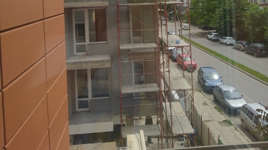 HelpBook: Варварски начин на строеж обилно замърсява с материали