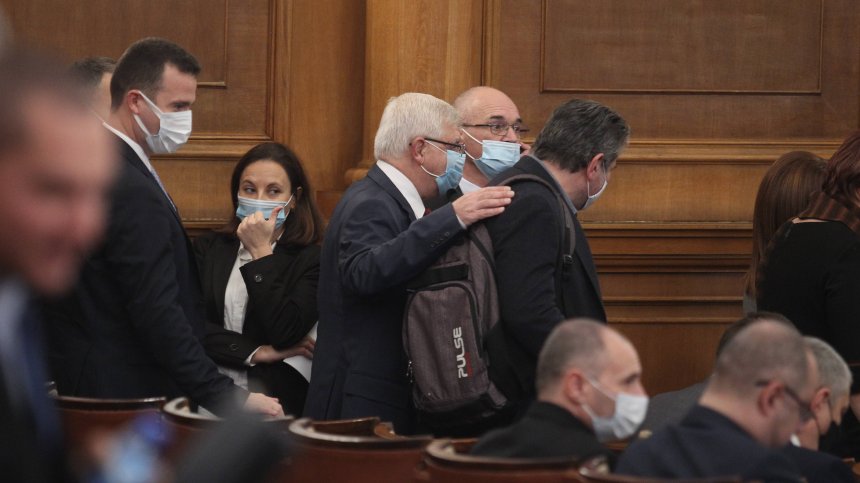 Депутатите отложиха парламентарния контрол, обсъждат "зеления сертификат"