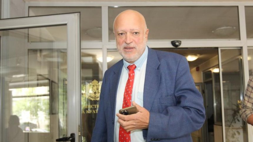 Минеков коментира снимките на Рут Колева върху паметник: Много грозно нещо