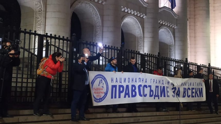 Блокиран Орлов мост, яйца и шествие към ВСС в 105-ата вечер на недоволство