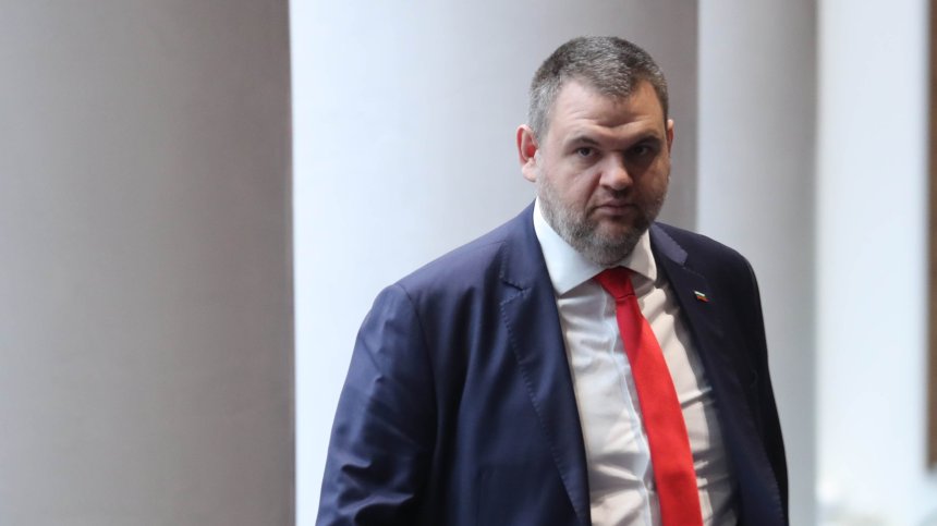 Пеевски: Извинявам се за агресията, но от ПП-ДБ се държаха чудовищно с нас