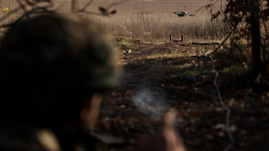 Украински дрон се справя набързо край Днепър с най-модерния руски танк (+ВИДЕО)