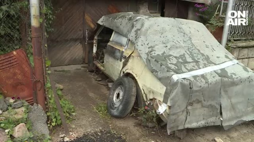 Куриозно асфалтиране: Поставиха нова настилка, но заобиколиха изоставен автомобил