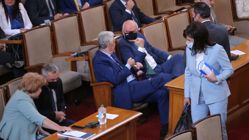 Депутатите се "хванаха за гушите" заради свободата на словото