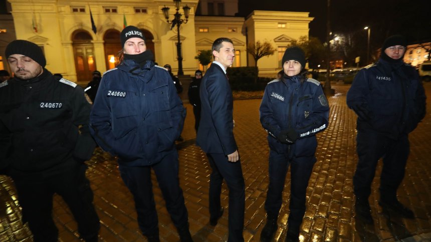 Засилено полицейско присъствие на протеста пред НС заради хартиената бюлетина