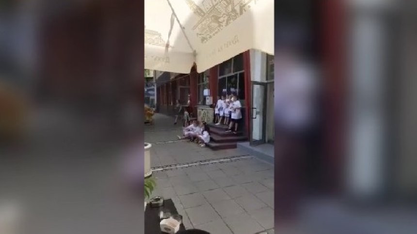 Деца скандират името на партиен лидер. Има ли нарушение на закона?