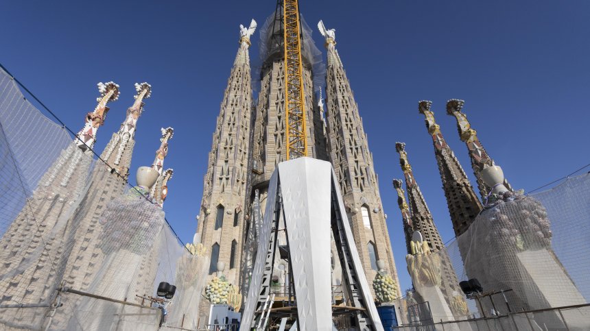 "Саграда Фамилия" в Барселона стана най-високата църква в света