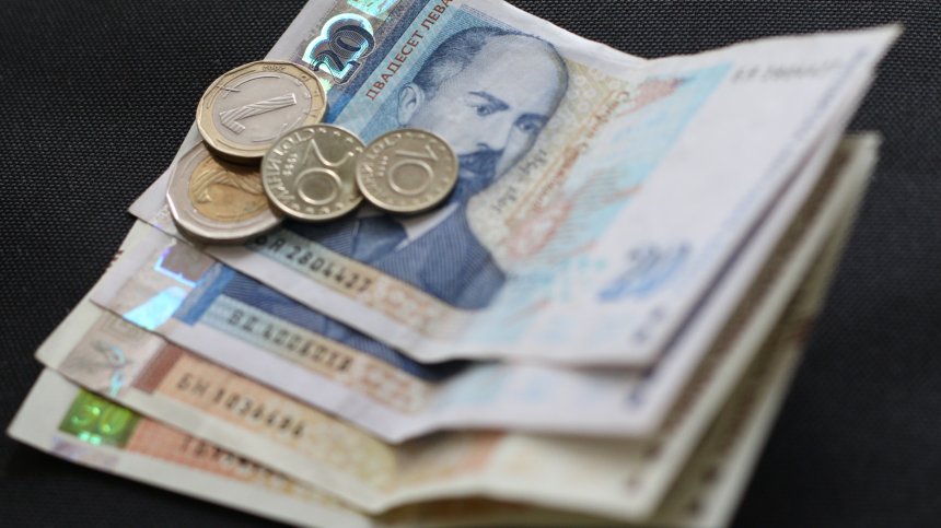 Над 13% на средната работна заплата, в София - 2352 лв.