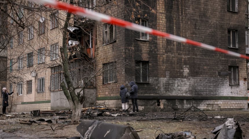 Най-малко три жертви на руските атаки с дронове и ракети в Източна Украйна