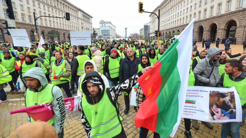 Земеделците с мащабен протест на жълтите павета, искат оставката на Вътев
