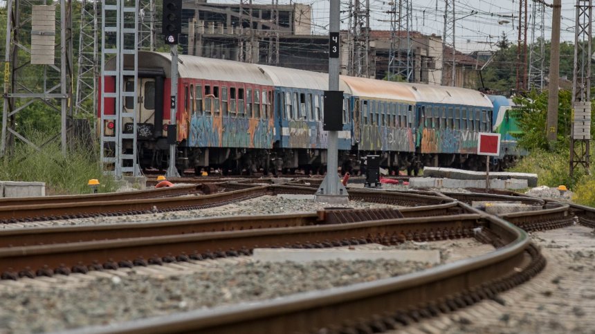 Министър се извини на правостоящи пътници в претъпкан влак, ще получат обезщетение