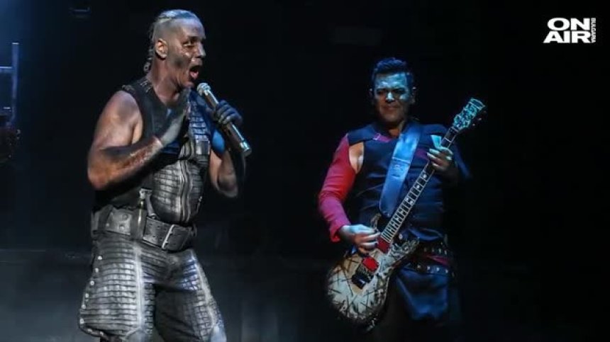 Провокация: Китаристите на Rammstein се целунаха на сцената (видео)