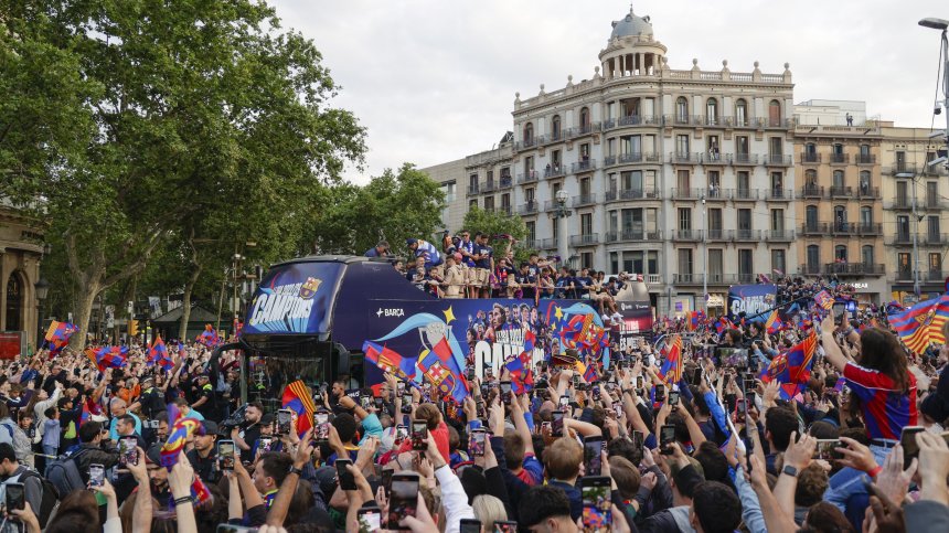 Барселона не спа: Играчи и фенове отпразнуваха бурно титлата